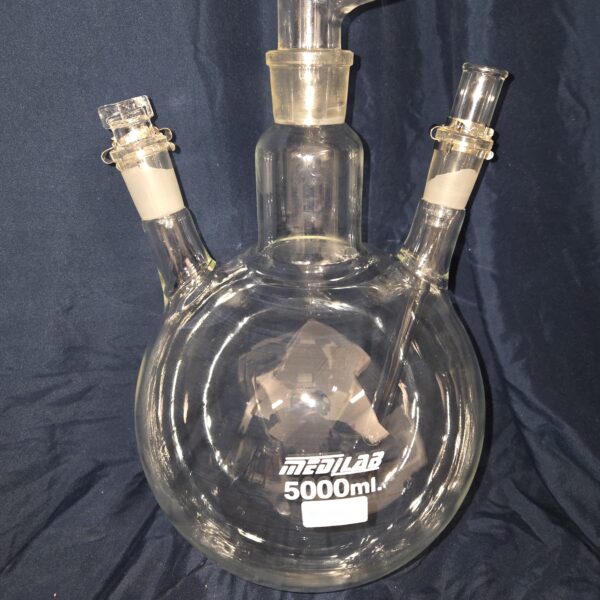 Clear glass 3-neck flask, 5000ml.